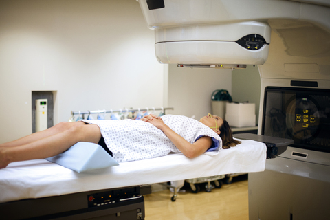 Weibliche Patientin bei einer Röntgenuntersuchung im Krankenhaus, lizenzfreies Stockfoto