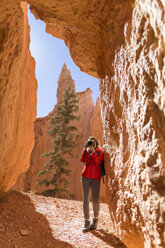 Wanderer beim Fotografieren neben Felsformationen im Bryce Canyon National Park - CAVF22568