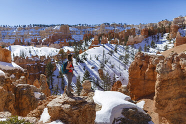 Seitenansicht eines Wanderers, der auf einem Berg gegen den klaren Himmel im Bryce Canyon National Park steht - CAVF22573