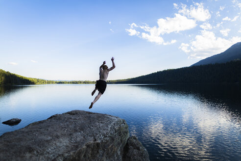 Hemdloser Teenager, der gegen den Himmel in den Fluss springt - CAVF22627