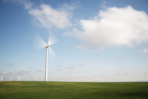 Windkraftanlage in Bewegung auf einem Feld gegen den Himmel - CAVF22637