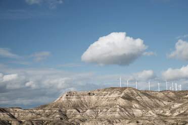 Windkraftanlagen auf Bergen gegen den Himmel - CAVF22641