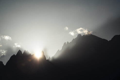 Niedriger Winkel Ansicht der Silhouette Berge gegen den Himmel bei Sonnenuntergang - CAVF22644