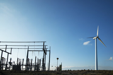 Windturbine bei einem Kraftwerk auf einem Feld gegen den Himmel - CAVF22645