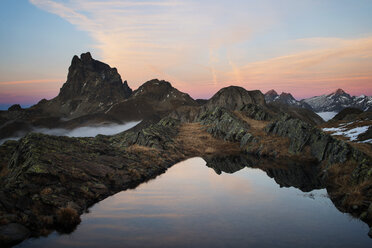 Blick auf den Pic du Midi d'Ossau am See gegen den Himmel bei Sonnenuntergang - CAVF22647