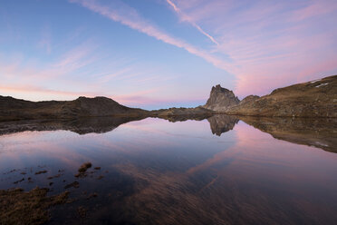 Aussicht auf den Pic du Midi d'Ossau am ruhigen See gegen den Himmel bei Sonnenuntergang - CAVF22648