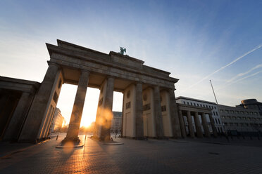 Brandenburger Tor gegen den Himmel bei Sonnenuntergang - CAVF22653