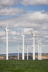 Windkraftanlagen auf einem Feld vor dem Himmel - CAVF22657