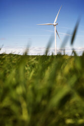 Windkraftanlage auf einer Wiese gegen den Himmel - CAVF22659