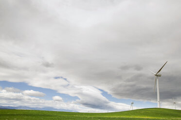 Windkraftanlagen auf einem Feld vor bewölktem Himmel - CAVF22662