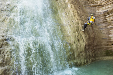 Frau beim Bergsteigen am Wasserfall - CAVF22705