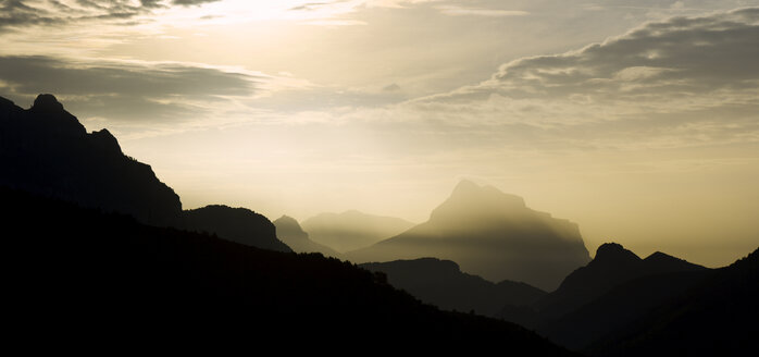 Silhouette Berge gegen Himmel bei Sonnenuntergang - CAVF22722