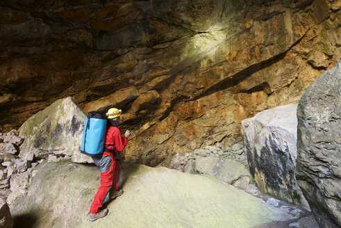 Archäologe in voller Länge in einer Höhle stehend - CAVF22723