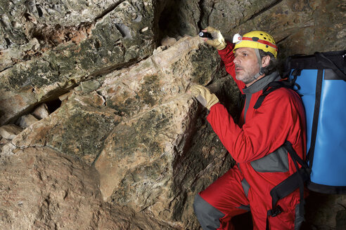 Archäologe mit Rucksack in Höhle stehend - CAVF22724