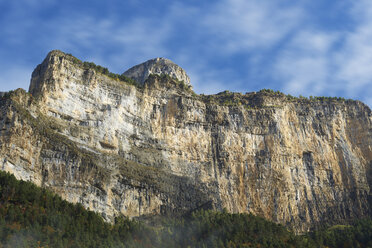 Niedriger Blickwinkel auf den majestätischen Berg gegen den Himmel - CAVF22727