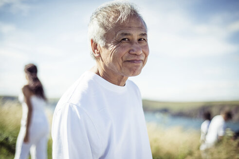 Porträt eines älteren Mannes auf einem Feld - CAVF22841