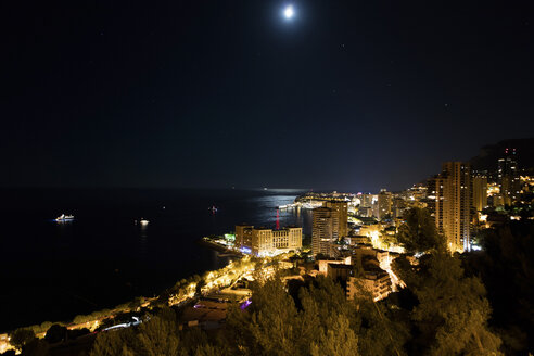 Hohe Winkel Ansicht der beleuchteten Monaco Stadt am Meer gegen den Himmel in der Nacht - CAVF22912