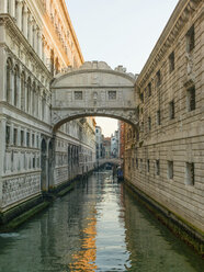 Seufzerbrücke in Venedig bei klarem Himmel - CAVF22914