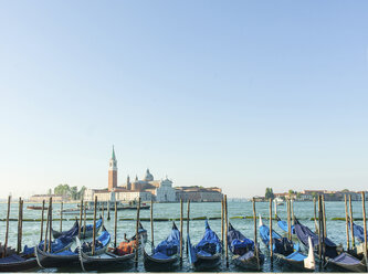 Am Canal Grande vertäute Gondeln vor der Stadt gegen den klaren Himmel - CAVF22915