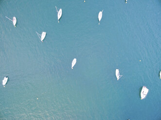 Blick von oben auf Segelboote, die auf dem blauen Meer vertäut sind - CAVF22916