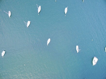 Blick von oben auf Segelboote, die auf dem blauen Meer vertäut sind - CAVF22916