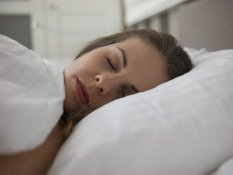 Nahaufnahme einer schlafenden Frau auf dem Bett - CAVF22923