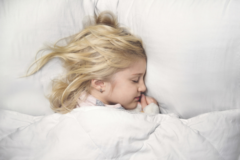 Hohe Winkel Ansicht der niedlichen Mädchen schlafen auf dem Bett zu Hause, lizenzfreies Stockfoto