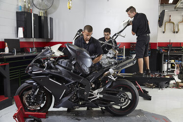 Arbeiter bei der Herstellung von Motorrädern in einer Fabrik - CAVF23004