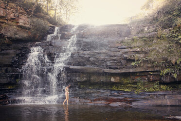 Seitenansicht einer Frau am Wasserfall im Nationalpark Chapada Diamantina - CAVF23049