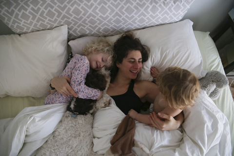 Hohe Winkel Ansicht der glücklichen Mutter mit Töchter entspannen auf Bett zu Hause, lizenzfreies Stockfoto