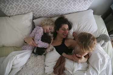 Hohe Winkel Ansicht der glücklichen Mutter mit Töchter entspannen auf Bett zu Hause - CAVF23099