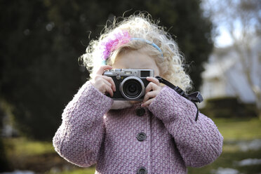 Mädchen beim Fotografieren im Park stehend - CAVF23116