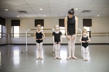 Ballerina unterrichtet Schüler im Tanzstudio - CAVF23134