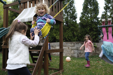 Glückliche Freunde auf dem Spielplatz - CAVF23138