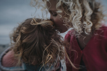 Mädchen küsst Schwester am Strand - CAVF23178