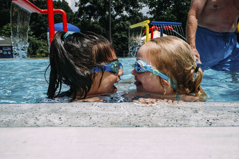 Glückliche Freunde im Schwimmbad am Urlaubsort - CAVF23184