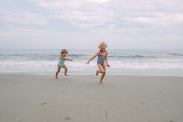 Fröhliche Schwestern spielen am Cape May Beach gegen Meer und Himmel - CAVF23202