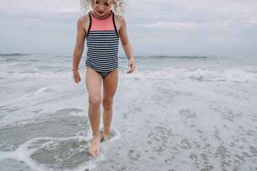 Mädchen spielt in den Wellen am Cape May Beach gegen den Himmel - CAVF23205