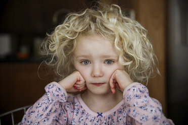 Close-up-Porträt eines niedlichen Mädchens mit Händen auf den Wangen - CAVF23212