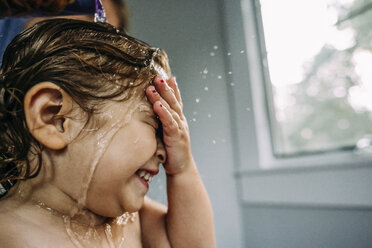 Glückliches Mädchen beim Baden mit geschlossenen Augen - CAVF23220