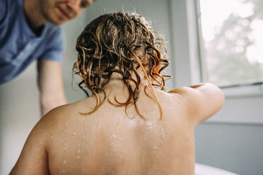 Father bathing daughter in bathroom - CAVF23221