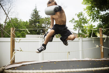 Junge schlägt beim Trampolinspringen im Hinterhof zu - CAVF23244