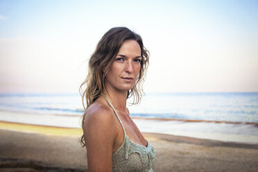 Porträt einer schönen Frau am Strand gegen den Himmel - CAVF23272