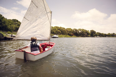 Junge Bootfahren im See gegen den Himmel - CAVF23288