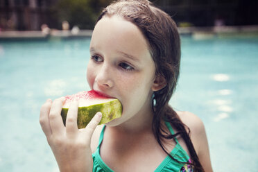 Mädchen isst Wassermelonenscheibe am Schwimmbad - CAVF23306