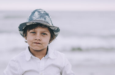 Porträt eines am Strand stehenden Jungen vor dem Himmel - CAVF23332
