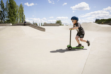 Junge fährt Roller im Skateboard-Park - CAVF23415