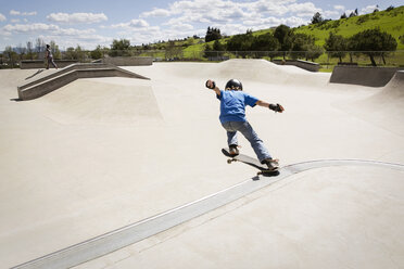 Hohe Winkel Ansicht des Jungen Durchführung Stunt auf Skateboard-Rampe - CAVF23416