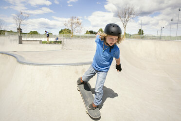 Selbstbewusster Junge, der auf einer Rampe Skateboard fährt - CAVF23419