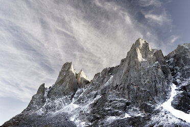 Niedriger Blickwinkel auf den Berg gegen den Himmel im Winter - CAVF23433